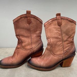 Cowboy boots great condition.